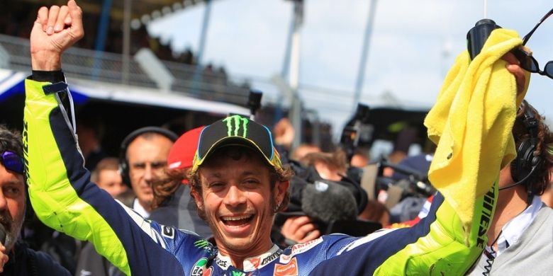 Pembalap Italia Valentino Rossi merayakan kemenangannya pada balapan GP Belanda di sirkuit Assen, Sabtu (29/6/2013).