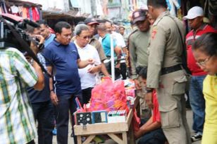 Wakil Wali Kota Ambon, Sam Latuconsina (baju biru) bersama sejumlah pejabat Pemerintah Kota Ambon meninjau pasar apung yang berlokasi di kawasan Mardika, Kecamatan Sirimau, Jumat (24/4/2015). Dalam peninjauan itu ditemukan banyak pedagang yang menjadikan kios di pasar tersebut sebagai tempat tinggal dan kos-kosan.