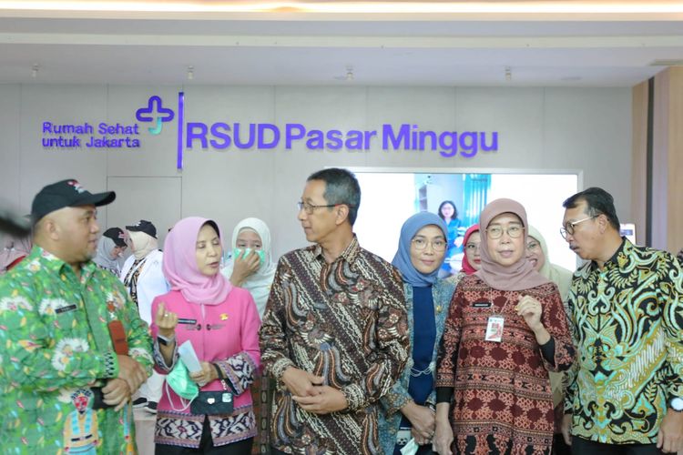 Pj Gubernur DKI Jakarta Heru Budi Hartono saat berada di RSUD Pasa Minggu.