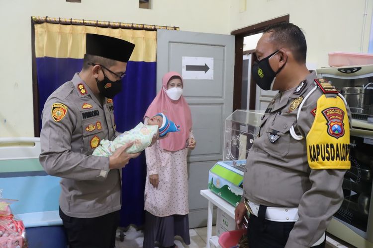 Kapolres Bondowoso AKBP Wimboko saat mengunjungi bayi yang dibuang di halaman rumah 