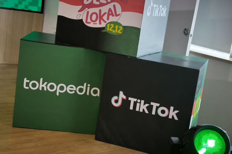 TikTok Shop akhirnya bisa kembali beroperasi di Indonesia setelah menyepakati kerja sama dengan Tokopedia. TikTok menggelontorkan Rp 23 Triliun kepada Tokopedia untuk mengakuisisi 75 persen saham Tokopedia. 