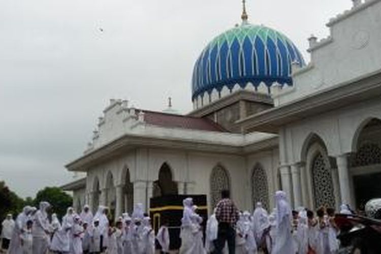 Ratusan murid TK di Kabupaten Bireuen, melakukan manasik haji di Halaman Mesjid Agung Bireuen, Kamis (29/10). DESI