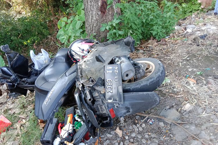 Sepeda motor korban rusak parah usai kecelakaan lalu lintas di Jalan Raya jurusan Babat-Jombang yang masuk wilayah Desa Sendangrejo, Kecamatan Ngimbang, Lamongan, Jawa Timur, Rabu (11/1/2023).