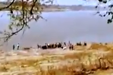 India Pasang Jaring di Sungai Gangga, Tangkap Puluhan Mayat Mengambang Diduga Korban Covid-19
