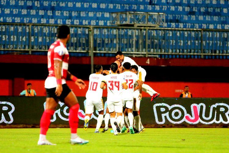 Selebrasi gol Wiljan Pluim dalam laga Liga 1 2022-2023 antara Madura United vs PSM Makassar di Stadion Gelora Madura Ratu Pamelingan, Pamekasan, Jumat (31/3/2023).