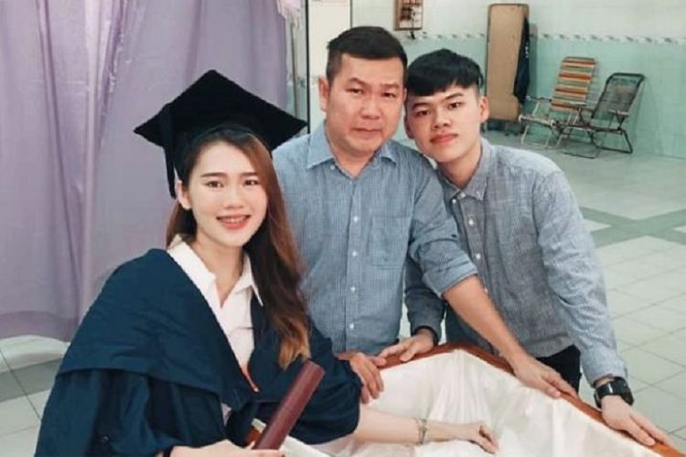 Xu Jia Huan bersama ayah dan saudaranya berfoto di mana Jia Huan mengenakan toga wisuda demi menghormati sang ibu yang meninggal dunia.