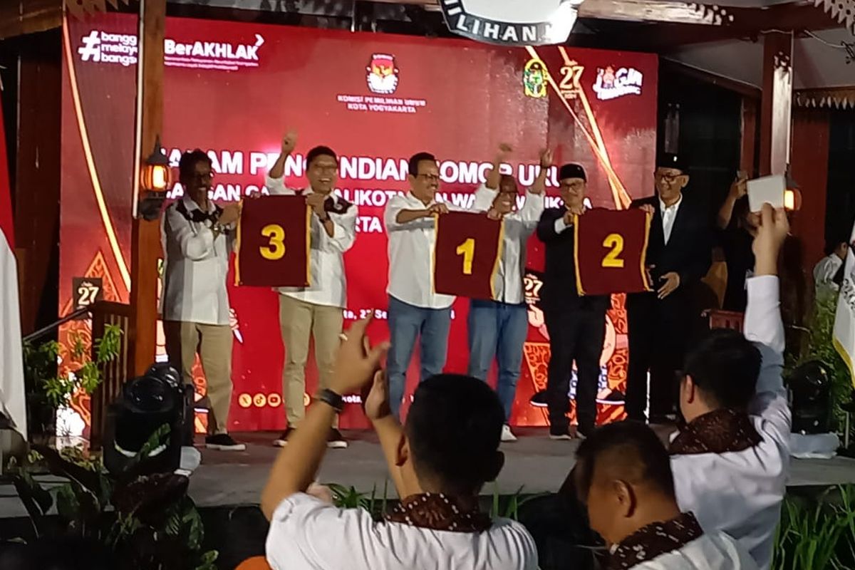 Tiga paslon Wali Kota Yogyakarta saat ambil nomor urut di KPU Kota Yogyakarta, Pasangan Hasto dan wawan mendapatkan nomor urut 2, Senin (23/9/2024) malam.