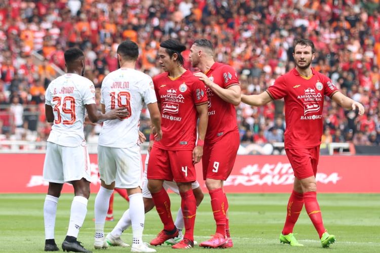 Marco Motta (paling kanan) dalam pertandingan Persija Jakarta vs Borneo FC pada pekan pertama Shopee Liga 1 2020 yang digelar di Stadion Utama Gelora Bung Karno, Jakarta, Minggu (1/3/2020).