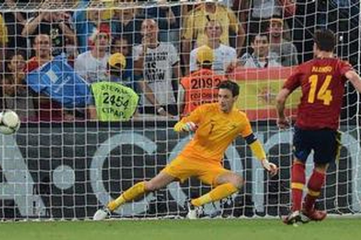 Gelandang Spanyol Xabi Alonso (kanan) melesakkann gol penalti ke gawang kiper Perancis Hugo Lloris dalam pertandingan perempat final Euro 2012 di Stadion Donbass Arena, Donetsk, Sabtu (23/6/2012).