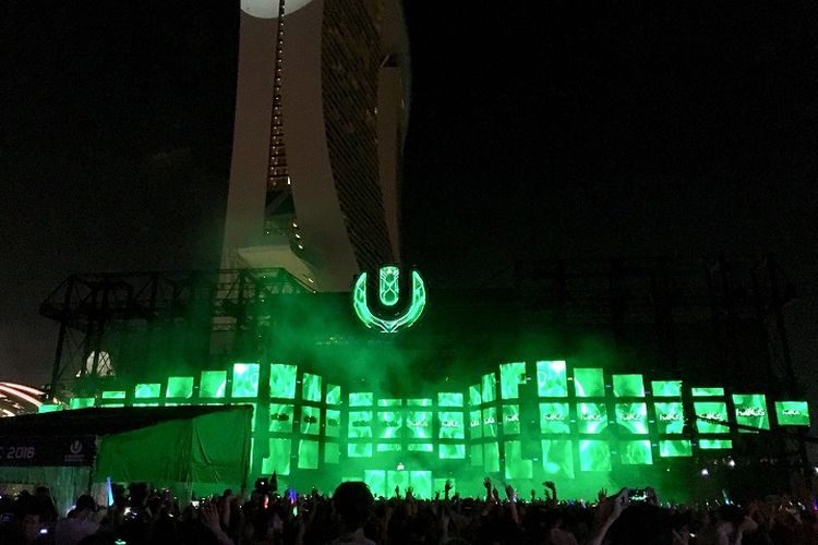 Pancaran lampu sorot hijau yang berkilau memancar dari panggung Main Stage ketika DJ Afrojack sedang menyuguhkan musiknya di festival musik Ultra Singapore 2018, Sabtu (16/6/2018)