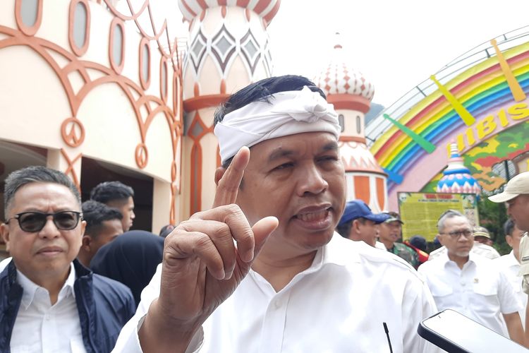 Gubernur Jawa Barat Dedi Mulyadi memberintahkan untuk membongkar wisata rekreasi Hibisc Fantasy Puncak Bogor, Jawa Barat, Kamis (6/3/2025). Hal ini dilakukan menyusul temuan pelanggaran lingkungan dan izin operasional.

