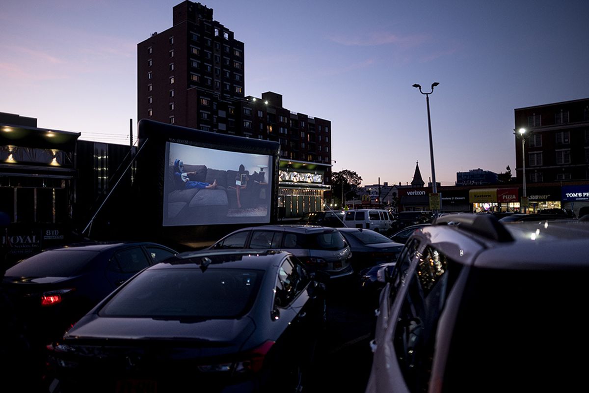 Orang-orang dari dalam mobil mereka menyaksikan film di bioskop drive-in popup di Bel Air Diner, Queens, New York, AS, Rabu (20/5/2020). Bioskop drive-in dengan konsep menonton film dari dalam mobil yang sempat jaya dahulu kala, kini kembali menjadi tren di berbagai negara karena pandemi virus corona.