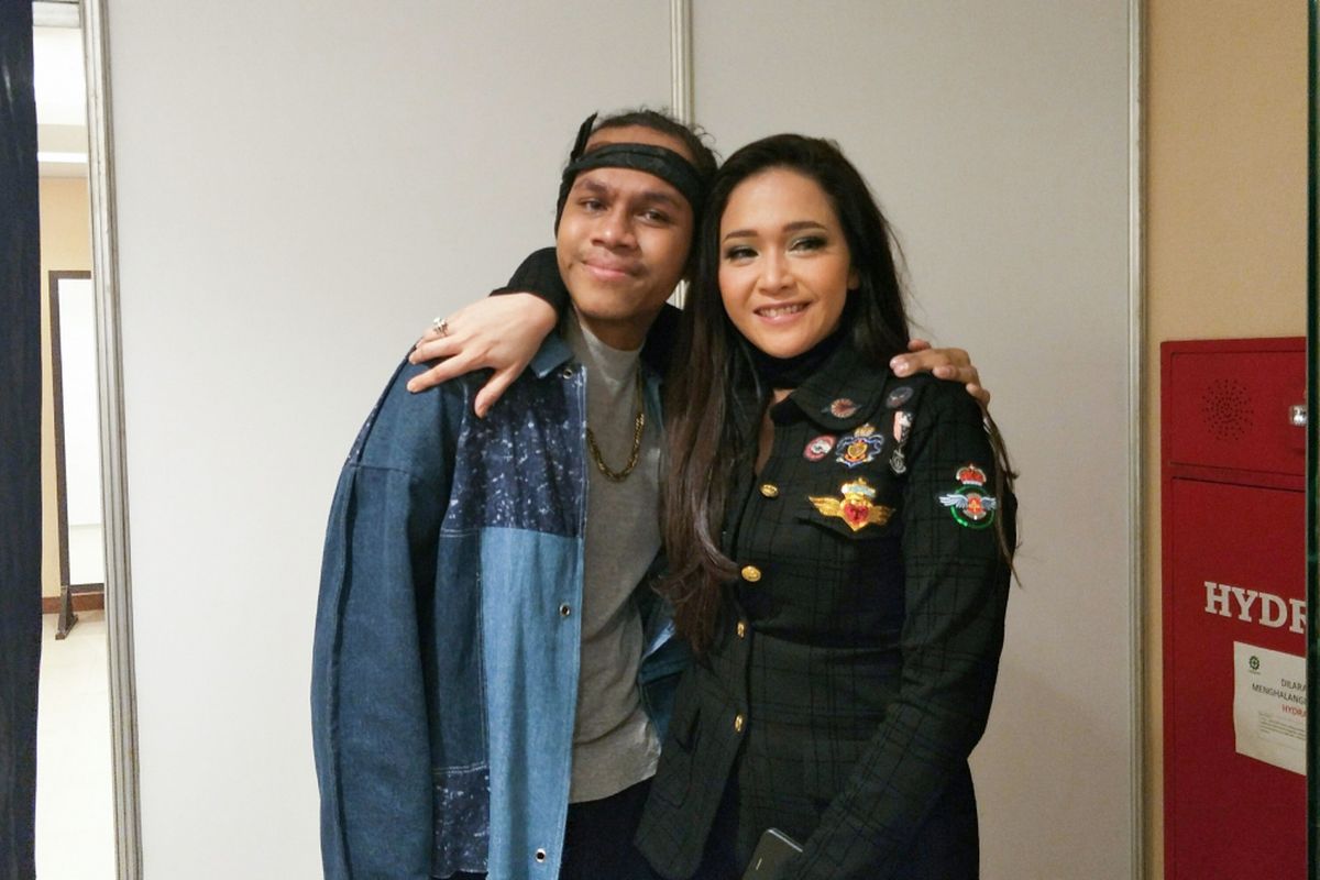 Artis musik Maia Estianty bersama Kevin usai result show Top 10 Indonesian Idol 2018 yang digelar di Studio 11, MNC Studios, Kebon Jeruk, Jakarta Barat, Rabu (14/2/2018).