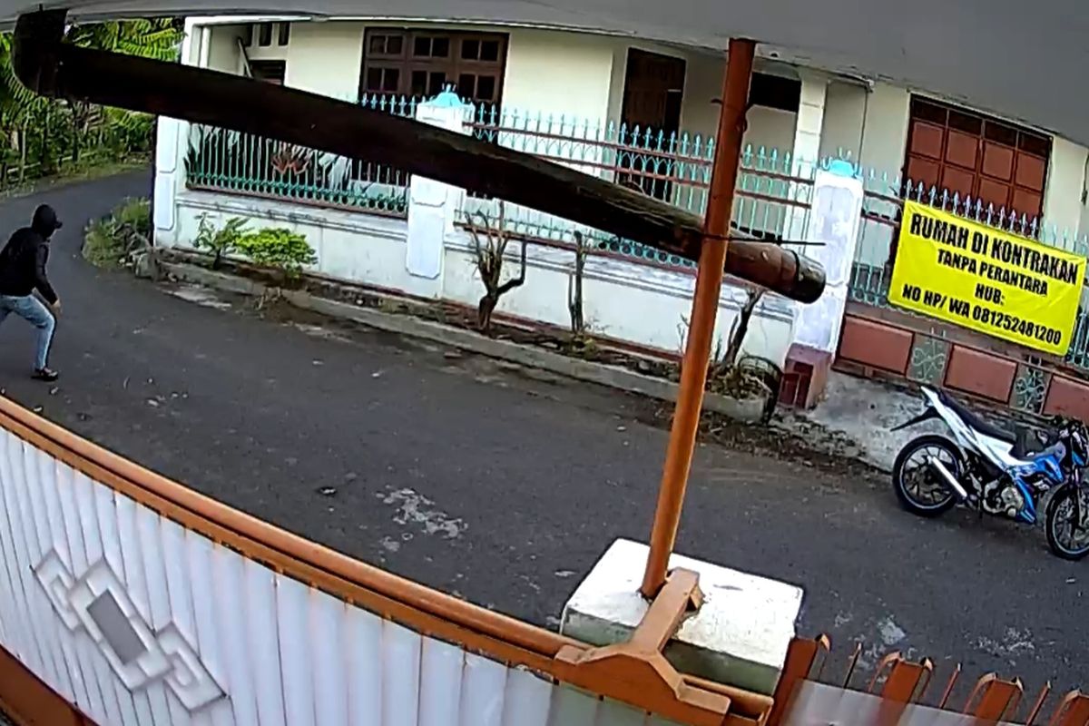 Penjambret langsung berlari usai menjambret kalung nenek J di Kota Probolinggo.