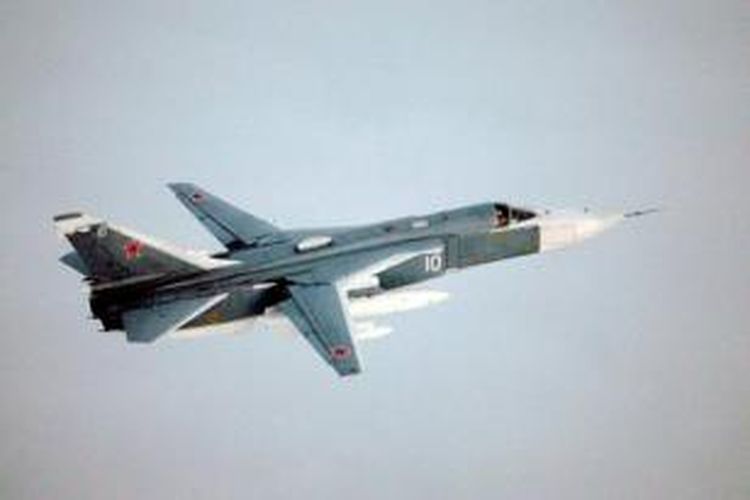 Foto ini diambil AU Norwegia pada 1 Februari 2008, memperlihatkan sebuah jet SU-24 Fencer milik AU Rusia terbang di dekat wilayah udara Norwegia di lingkar Kutub Utara.