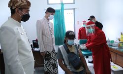 Pedagang Pasar di Surakarta Antusias Divaksin, Ganjar OptimistisPercepat Vaksinasi Pedagang Pasar