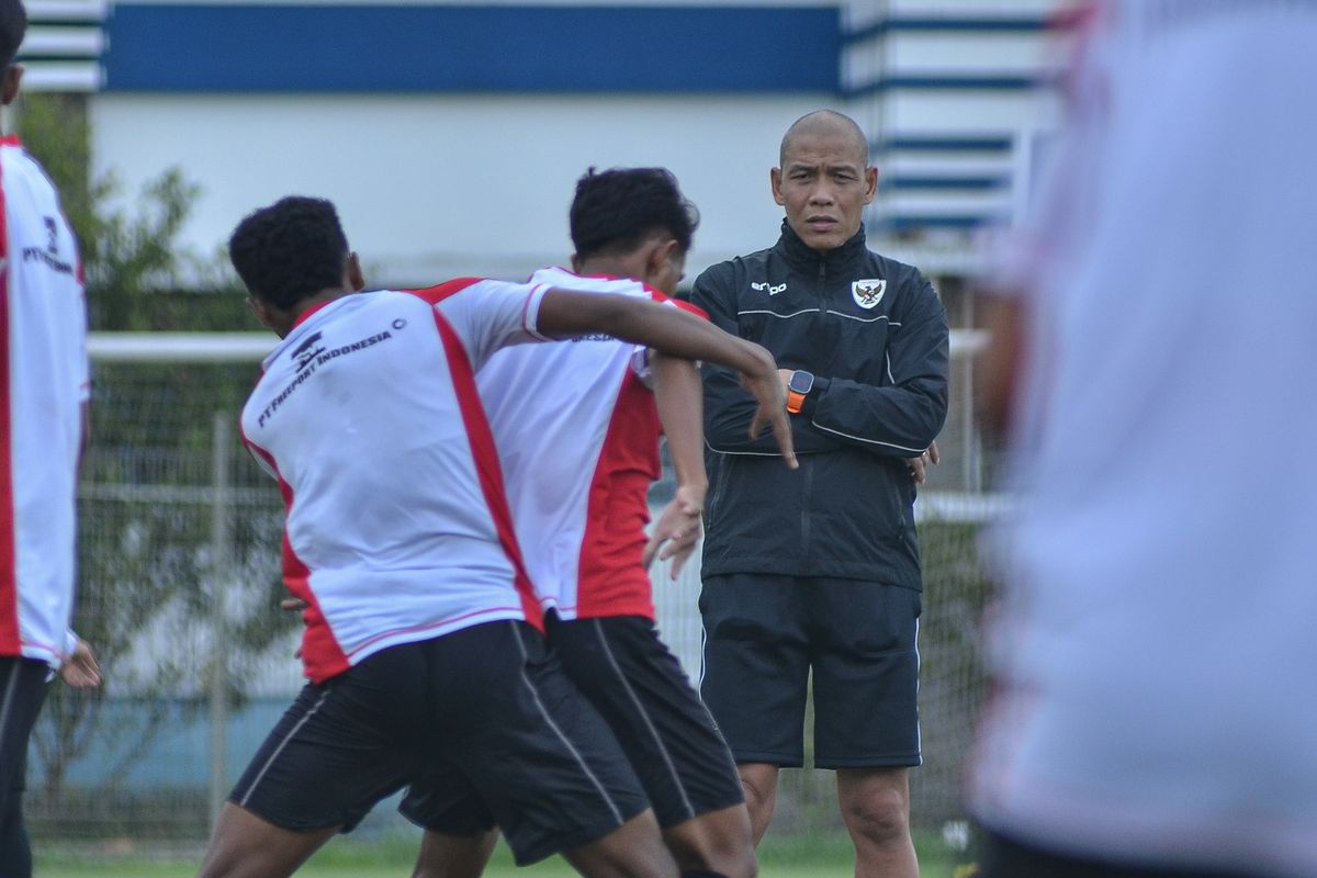 Pelatih Timnas U17 Indonesia Nova Arianto memimpin langsung TC Bandung dalam masa persiapan menuju Piala Asia U17 2025 Arab Saudi. 
