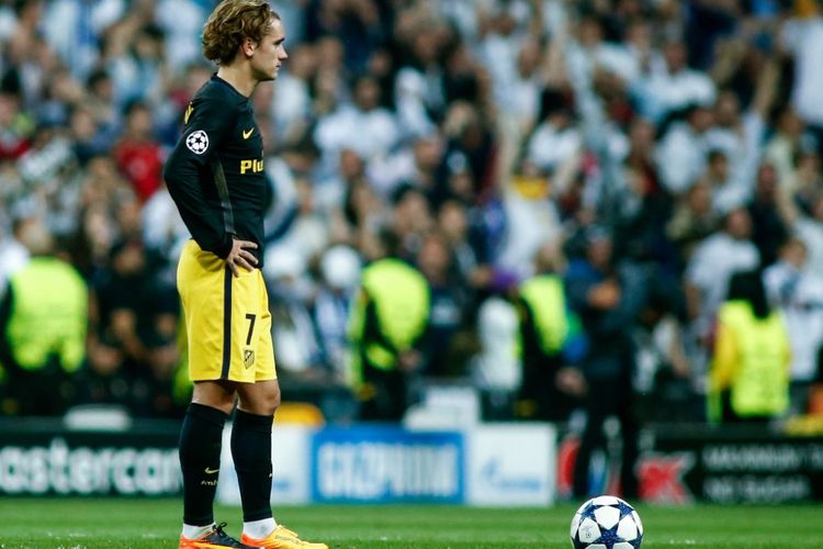 Antoine Griezmann membela Atletico Madrid saat melawan Real Madrid pada partai pertama semifinal Liga Champions di Stadion Santiago Bernabeu, Selasa (2/5/2017).