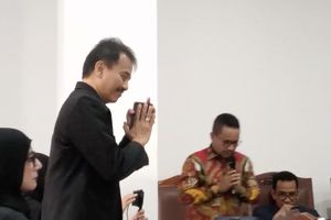 Gugatan Ganti Rugi Dikabulkan Rp 5 Juta, Roy Suryo Tundukkan Kepala dan Acungkan Jempol ke Hakim