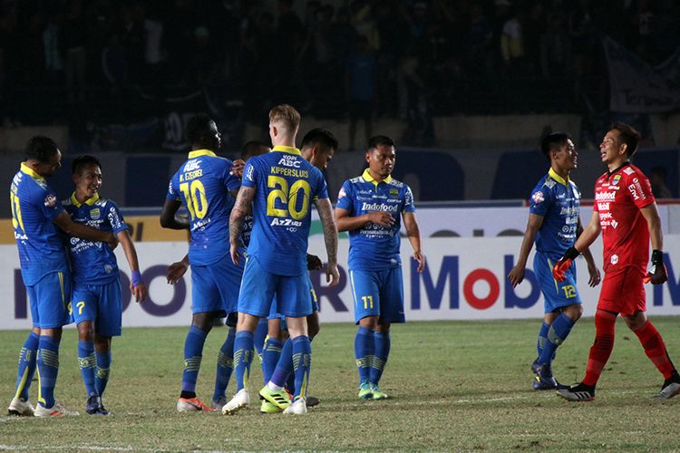 Tim Persib merayakan kemenangan atas PSS Sleman, di Stadion Si Jalak Harupat, Kabupaten Bandung, Jumat (30/8/2019). 