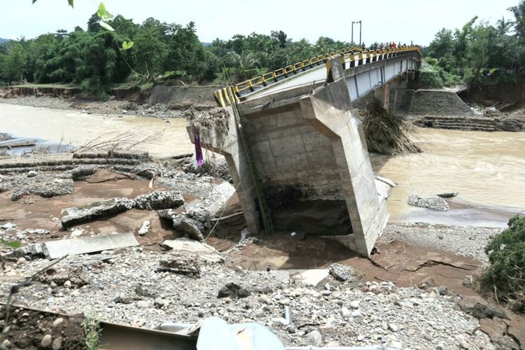 Jembatan Jenelata, Kecamatan Manuju, Kabupaten Gowa, Sulawesi Selatan yang turut terputus akibat bencana longsor dan banjir. Minggu, (27/1/2019).