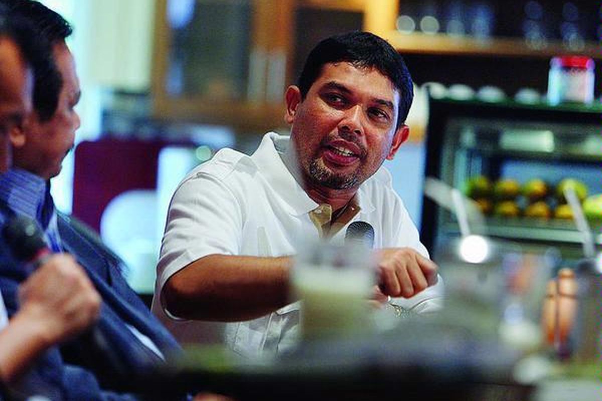 Anggota Komisi III DPR, Nasir Djamil (kanan), menjadi salah satu pembicara bersama Ketua Umum Perhimpunan Advokat Indonesia Otto Hasibuan; pengacara Bibit-Chandra, Alexander Lay; dan pakar hukum pidana UI, Rudi Satrio Mukantardjo, Sabtu (24/4). Diskusi membahas tentang kontroversi dikabulkannya permohonan praperadilan yang diajukan Anggodo Widjojo terhadap dua unsur pimpinan KPK, Bibit Samad Rianto dan Chandra M Hamzah.