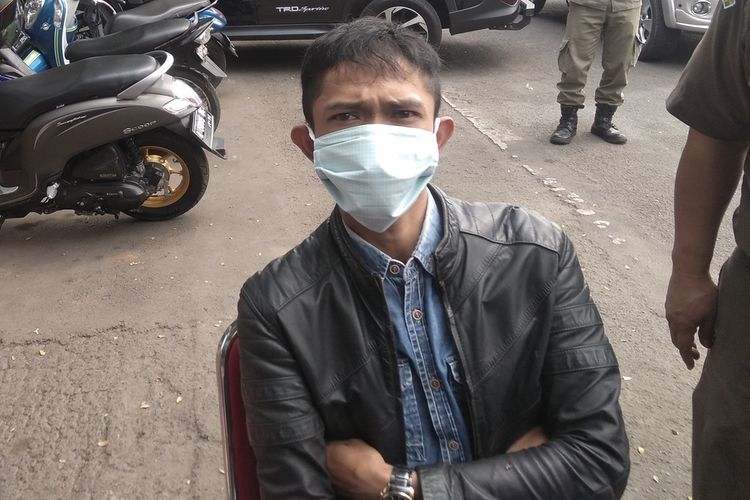 Boni Hamzali usai menjalani sidang tipiring di Alun-alun, Kota Serang, Banten. Penjaga toilet itu memilih dipenjara satu hari karena tak punya uang untuk membayar denda Rp100 ribu