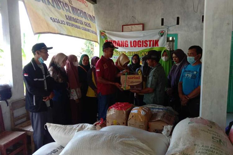 Bantuan logistik untuk pengungai korban longsor di Desa Kutabima, Kecamatan Cimanggu, Kabupaten Cilacap, Jawa Tengah, Minggu (10/4/2022).