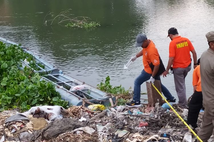Proses evakusi jenazah korban tenggelam di sungai Surabaya, Kamis (23/11/2023)