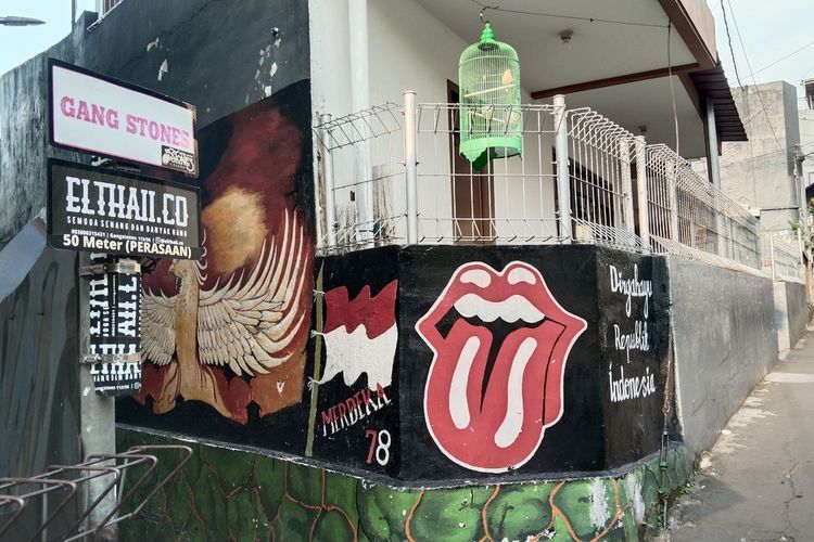 Mural-mural di Gang Stones, Jalan Plesiran, Coblong, Kota Bandung, Jawa Barat.
