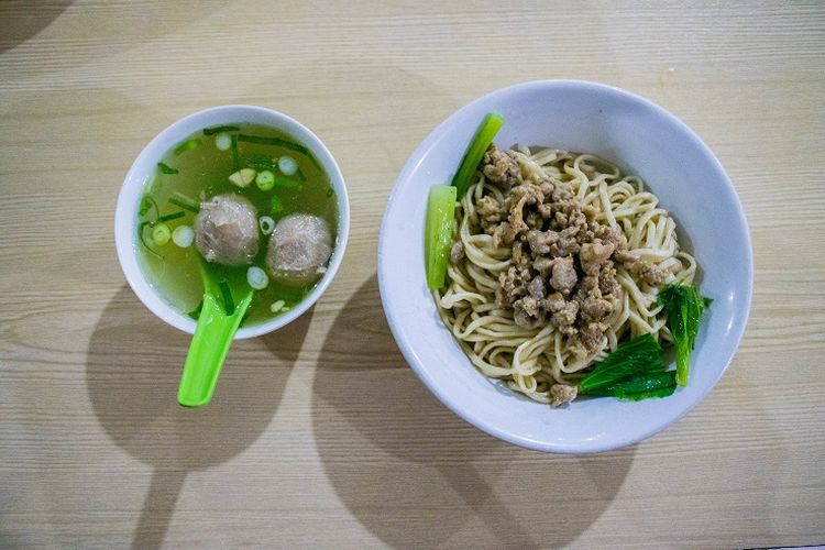 Salah satu menu bernama Mie Baso seharga Rp 30.000 yang dapat kamu beli di toko es krim dan restoran Tropik, Pasar Baru, Jakarta, Sabtu (11/1/2020).