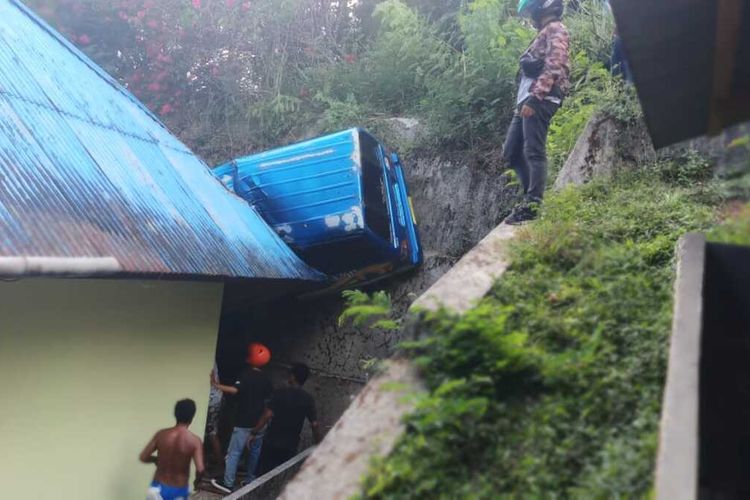 Sebuah mobil angkot terjun ke jurang dan menimpa rumah warga di kawasan Kayu Putih, Kecamatan Sirimau, Ambon, Selasa sore (25/2/2020). Kecelakaan itu menyebabkan tujuh orang penumpang mengalami luka-luka