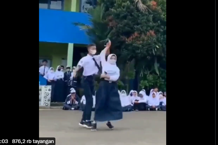 Tangkapan layar cuplikan video dua pelajar yang sedang menari dengan lihai di tengah lapangan viral di media sosial pada Kamis (5/1/2023).