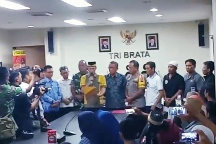 Sultan Pontianak Syarif Mahmud Melvin Alkadrie membacakan surat pernyataan di Mapolda Kalbar, Kamis (23/5/2019).