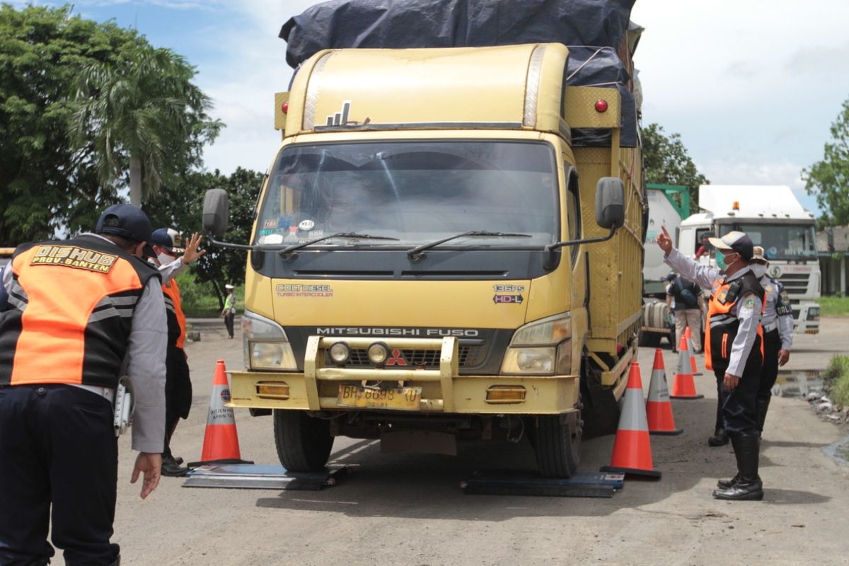 Petugas melakukan penimbangan terhadap truk yang melintas di ruas tol Tangerang-Merak