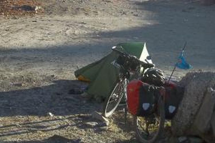 Buka tenda di puncak Rohtang La.