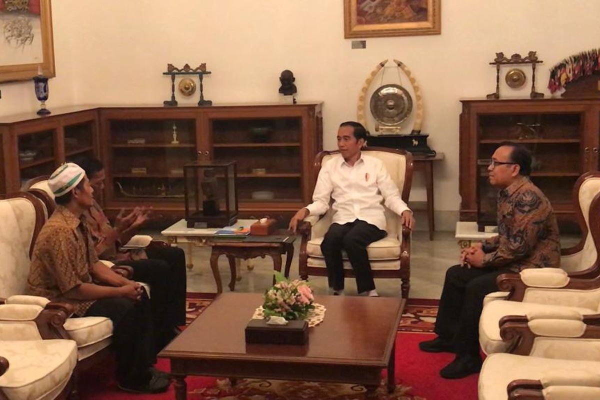 Presiden Joko Widodo di Istana Merdeka Jakarta, Jumat (24/5/2019) sore, menerima dua pedagang kelontong yang menjadi korban rusuh 22 Mei 2019 lalu.