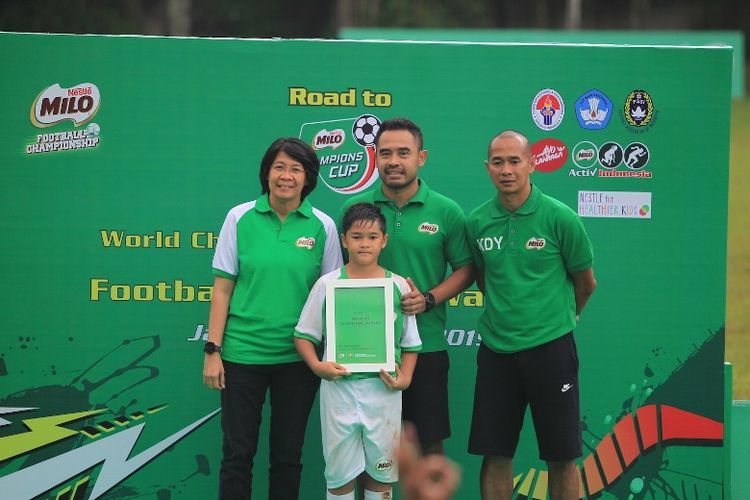  Abyshah Saleem Herlambang terpilih sebagai Green Card Player MILO Football Championship 2019 hari ini di di International Sports Club of Indonesia, Ciputat. Green Card Award merupakan inisiatif Nestlé MILO dan FC Barcelona yang memberikan penghargaan bagi pemain dengan sikap dan karakter yang baik sesuai dengan kriteria yang telah ditentukan oleh para pelatih. Para pelatih telah memberikan penilaian kepada anak-anak setiap hari selama MILO Football Camp (23-27 April) dan anak dengan nilai tertinggi mendapatkan Green Card Award.