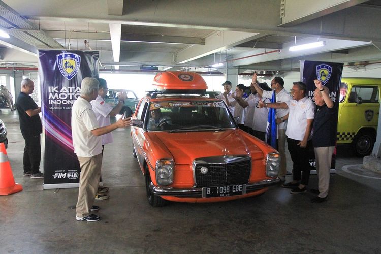 Pelepasan peserta Mercedes-Benz Classic Club Indoneis (MCCI) 'Tour Der Sulawesi'.