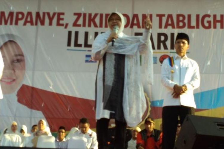 Wali Kota Surabaya Tri Rismaharini menjadi juru kampanye untuk pasangan calon wali kota dan wakil wali kota Banda Aceh, Illiza Saaduddin Djamal dan Farid Nyak Umar, saat kampanye akbar di Banda Aceh, Minggu (29/1/2017).