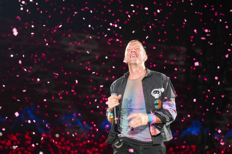 Vokalis Coldplay Chris Martin beraksi dalam konser Music of the Spheres World Tour, di Stadion Utama Gelora Bung Karno, Jakarta, Rabu (15/11/2023). Dalam penampilannya Coldplay membawakan sejumlah lagu hits mereka seperti Higher Power, Paradise, Viva La Vida, hingga Everglow.