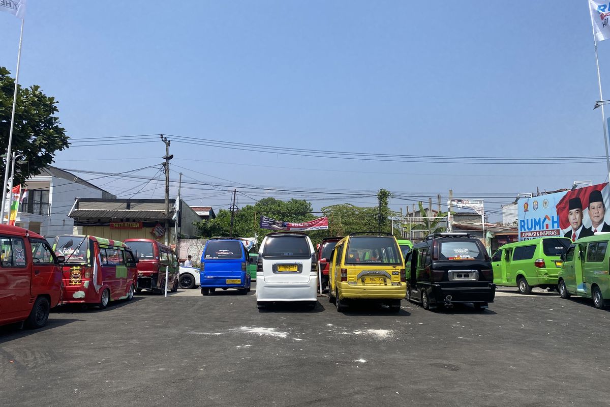 Angkot berbagai jurusan di Sukabumi terparkir di dekat Kantor Dinas Perhubungan Kota Sukabumi, saat para sopir menunggu hasil audiensi. Selasa (20/8/2024)