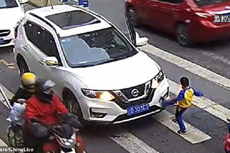 Rekaman CCTV memperlihatkan seorang bocah dengan berani menendang mobil putih setelah dia dan sang ibu ditabrak sampai terpental.