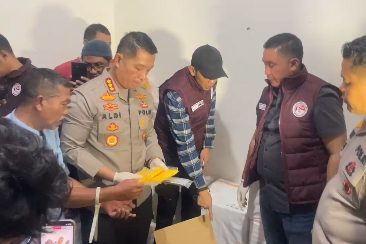 Kapolresta Bandung Kombes Pol Aldi Subartono saat melakukan penggerebekan di sebuah rumah di Kompelek Griya Bandung Asri (GBA), Desa Cipagalo, Kecamatan Bojongsoang, Kabupaten Bandung, Jawa Barat, yang dijadikan tempat penyimpanan obat-obatan terlarang, Jumat malam