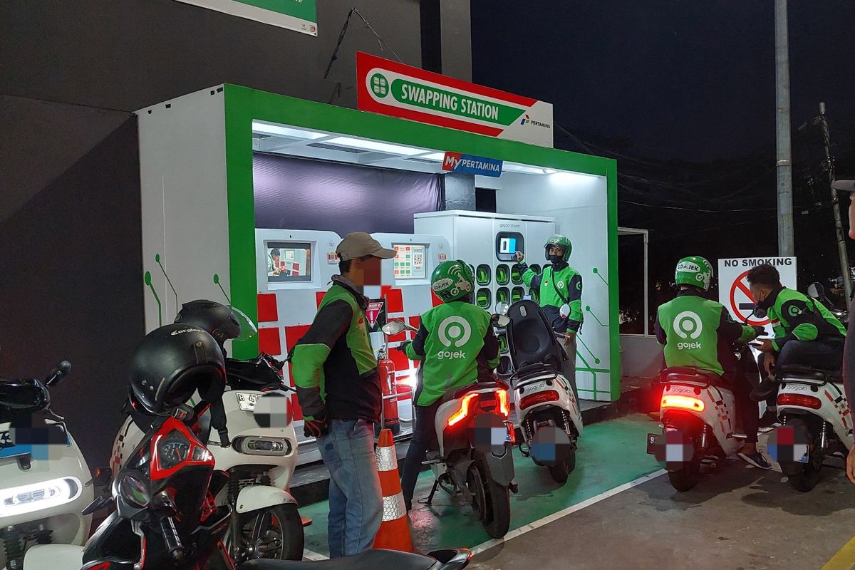 Sejumlah pengemudi ojek online motor listrik tengah mengganti baterai motor di stasiun pengisian daya di SPBU Pertamina Tebet, Jakarta Selatan, Kamis (15/12/2022).