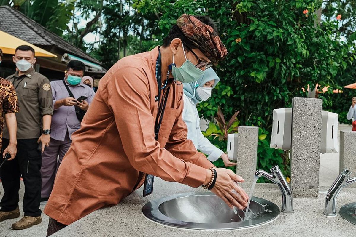 Menparekraf Sandiaga Uno saat meninjau lokasi vaccine drive thru di Waterbom Bali