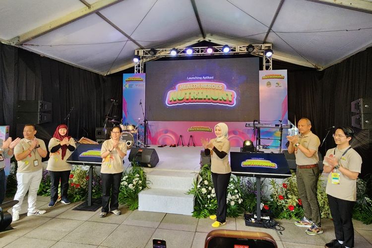 Dinas Kesehatan (Dinkes) Jabar bersama Kementerian Kesehatan (Kemenkes) dan Global Alliance for Improved Nutrition (GAIN) Indonesia meluncurkan aplikasi HealthHeores Nutrihunt di Gedung Sate, Kota Bandung, Jawa Barat Jumat (21/7/2023).
