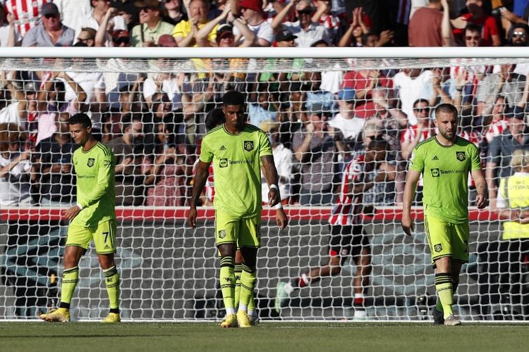 Para pemain Manchester United, Lisandro Martinez (kanan), Luke Shaw (tengah), dan Marcus Rashford bereaksi seusai timnya kebobolan kontra Brentford pada laga lanjutan Liga Inggris, Sabtu (13/8/2022) malam WIB. Selanjutnya, Man United akan menjamu Liverpool. Laga Man United vs Liverpool berlangsung di Stadion Old Trafford, Selasa (23/8/2022) dini hari WIB. 