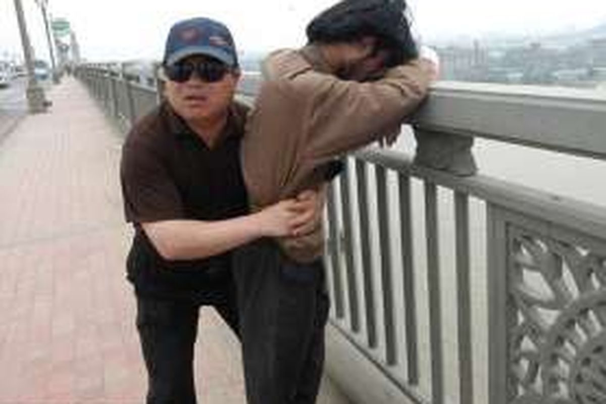 Dalam 13 tahun terakhir Chen Si (48), tercatat telah menyelamatkan 321 orang yang mencoba bunuh diri di Jembatan Sungai Nanjing Yangtze, China.