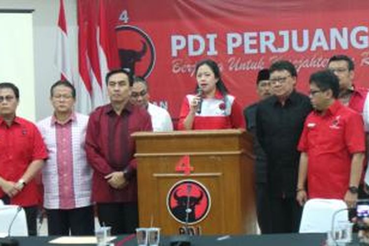 Ketua Bappilu DPP PDI-P Puan Maharani saat membacakan keputusan PDI-P yang menunjuk Joko Widodo sebagai calon presiden, Jumat (14/3/2014), di Kantor DPP PDI-P, Jakarta Selatan.